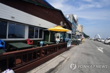 코로나19 확산으로 피서객 발길 끊어진 동해안 상가