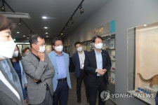 국가생약자원관리센터 둘러보는 김강립 식약처장