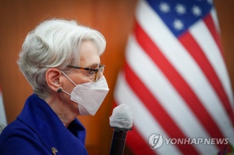 도어스테핑하는 웬디 셔먼 미국 국무부 부장관