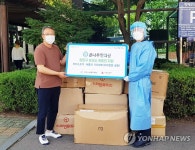 아이스조끼 등 전달받는 양천구 보건소 의료진