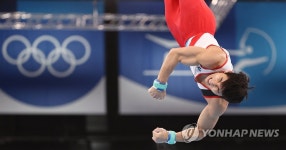 [올림픽] 철봉 연기 펼치는 이준호