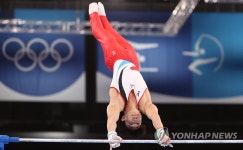 [올림픽] 철봉 연기 펼치는 이준호
