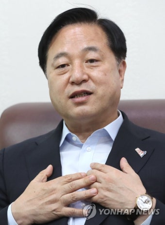 연합뉴스와 인터뷰하는 김두관 의원