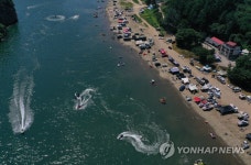 반려견과 수상스키를…강원 동해안 해수욕장에 11만명 풍덩