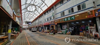 한산한 양양읍 시장 골목