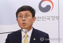 코로나19 피해지원 3종 패키지 주요 내용 발표하는 안도걸 2차관