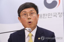 코로나19 피해지원 3종 패키지 주요 내용 발표하는 안도걸 2차관