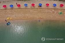 한산한 돌머리해수욕장