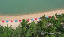 한산한 돌머리해수욕장