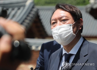 인터뷰하는 윤석열