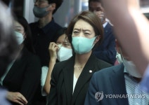 창원교도소 찾은 고민정