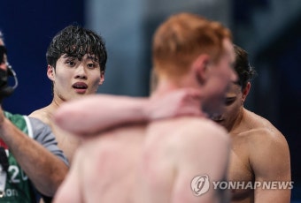 [올림픽] 동료 선수들의 승리 자축  지켜보는 황선우