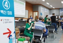 사내 부속의원에서 백신 접종받는 현대중공업 직원들