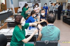 사내 부속의원에서 백신 접종받는 현대중공업 직원들