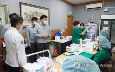 사내 부속의원에서 백신 접종받는 현대중공업 직원들