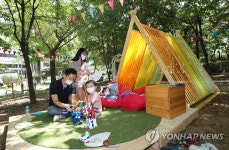 폭염 피해 야외 무더위쉼터로