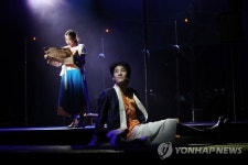 뮤지컬 판 시연하는 배우