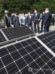 태양광 발전설비 살펴보는 송영길 대표