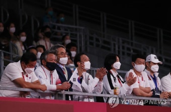 [올림픽] 태권도 응원하는 대한체육회 임원들