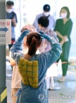 선별진료소는 무더위와 전쟁 중