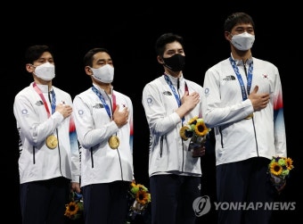 [2보] 세계 1위 펜싱 남자 사브르, 올림픽 단체전 금메달…2연패 달성