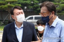 윤석열, 정진석 1인 시위 현장 방문