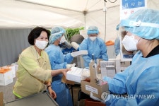 의료진에게 간식 전달하는 양천구청장