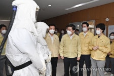 전해철 장관, 원주시보건소 선별진료소 방문