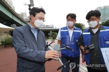 채현일 영등포구청장, 대방천 생태하천 복원 현장 점검