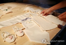 명주로 만든 아기옷