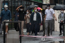 상인들과 함께 세계음식문화거리 둘러보는 최재형