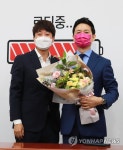 이준석 대표, 장성민 전 의원에게 입당 축하 꽃다발