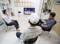 경로당에서 대표팀 응원하는 어르신들