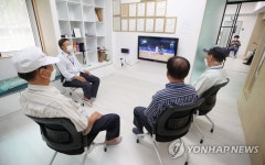 경로당에서 올림픽 야구 중계 시청하시는 어르신들