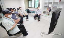 경로당에서 올림픽 야구 중계 시청하시는 어르신들