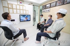 경로당에서 대표팀 응원하는 어르신들