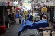 휴가철과 4차 대유행 겹쳐 한산한 재래시장