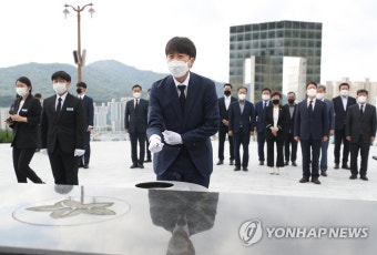이준석 대표, 민주 묘지 참배