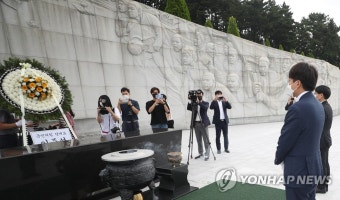 이준석 대표, 민주 묘지 참배