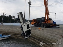 사천 앞바다에 1t 트럭 추락