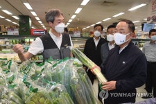농산물 가격 동향 점검하는 홍남기 부총리