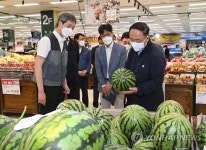 농산물 가격 동향 살피는 홍남기 부총리