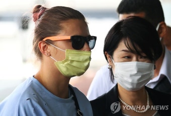 올림픽중 망명신청 벨라루스 육상선수, 출국 위해 공항이동