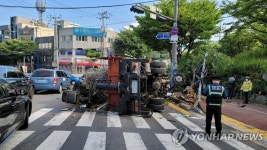 여수 신기동 내리막길서 트럭 전도
