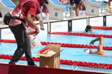 [올림픽] 수영장 물에 얼음을