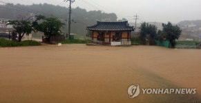 물에 잠긴 강릉 경포대 주차장