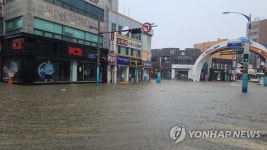 폭우에 잠긴 속초 도심지 도로
