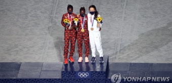 [올림픽] 폐회식 사상 최초 남녀 마라토너 동반 시상