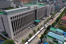 전두환 출석 앞두고 광주지법에 세워진 경찰 차벽