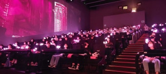 블랙핑크 5주년 기념 영화 '블랙핑크 더 무비'를 감상하는 관객들
